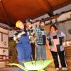 Theater in Goßmannsdorf: Zwei falsche Pilger auf dem Bauernhof. Das Bild zeigt (von links): Herbert Jung, Mechthild Schätzlein, Verena Engelhardt, Marcel Apostolov, Martin Schweinfest und Pia Müller.