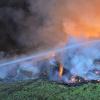 240 Strohballen standen in der Neujahrsnacht in Merkershausen in Flammen. Da waren vor allem die Atemschutzträger gefragt, die direkt am Flammeninferno im Einsatz waren.