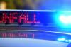 Ein 34-Jähriger war am Sonntag mit seinem Auto zwischen Neustadt und Marktheidenfeld unterwegs, als ein Baum am Fahrbahnrand umstürzte und seine Windschutzscheibe traf.