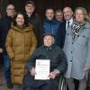 Viele Gratulanten am 100. Geburtstag von Erhard Schulz: Mit der Rettersheimer Blaskapelle gratulierten auch: (von links) Sohn Oskar Sch8ulz, Landrätin Sabine Sitter, Pfarrer Matthias Wolpert, CSU-Kreisvorsitzender und Landtagsabgeordneter Thorsten Schwab, CSU-Ortsvorsitzender Wolfgang Virnekäs, Bundestagsabgeordneter Alexander Hofmann, Bürgermeisterin Kerstin Deckenbrock, Tochter Rita Roth und Schwiegersohn Claus Roth.