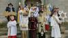 Die Sternsinger aus Ottelmannshausen, Herbstadt und Breitensee. Gemeinsam stellten sie sich auf der Treppe am Eingang der Kirche Ottelmannshausen mit Pfarrer Stephan Frank (oben ganz links) zu einem Erinnerungsbild.