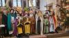 Auf dem Foto links Ministrantenbeauftragte Silvia Seufert, daneben die 24 Sternsinger.