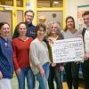 Ingo und Tobias A. Strohmenger von Strohmenger Zahntechnik überreichten in der weihnachtlich geschmückten Kinderklinik den Spendenscheck über 3000 Euro an Vertreterinnen der Station Panther und des Harl.e.kin-Teams.