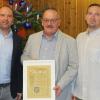 Michael Scheiner wurde bei der Weihnachtsfeier des TSV Duttenbrunn zum Ehrenvorsitzenden ernannt. Er erhielt aus den Händen  der beiden Vorsitzenden Tobias Fuchs (links) und Philipp Knorr (rechts) die Ernennungsurkunde.