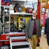 Jochen Klingert (rechts) ist der neue hauptamtliche Feuerwehrkommandant von Lauda-Königshofen. Er wurde freudig von Bürgermeister Dr. Lukas Braun (Mitte) und dem Fachbereichsleiter Ordnung, Feuerwehr, Bürgerservice, Kultur, Tourismus, Andreas Buchmann begrüßt.