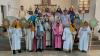 Die 16 Sternsinger mit Diakon Joachim Stapf (hintere Reihe links), die in der St. Matthäus-Kirche in Breitbrunn im Rahmen eines Festgottesdienstes in die Gemeindeteile ausgesandt wurden.