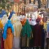 Pater Sunil Mampallil segnete die Sternsinger, ehe sie den Segen in die Häuser brachten.
