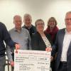 Sitzmöbel für das Altenheim sollen mit der Spende von Imhof Hartchrom angeschafft werden: Familie Imhof bei der Spendenübergabe an Vertreter vom Freundeskreis der Otto-und-Anna-Herold-Altenheimstiftung.
