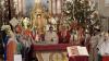Pfarrer Thomas Amrehn umringt von den Sternsingern beim Aussendungsgottesdienst für die Sternsinger in der Kirche St. Sebastian Unterspiesheim