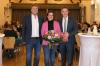 Guntram Leimeister (links) dankte Bürgermeister Thorsten Schwab für die gute Zusammenarbeit im Gemeinderat und überreichte seiner Frau Lisa einen Blumenstrauß.