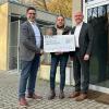 Ursula Boehm (Mitte) nimmt im Namen des Tierheims Wannigsmühle den Spendenscheck in Höhe von 1.500 Euro von Felix Weihrauch (links) und Landrat Thomas Habermann (rechts) entgegen.