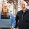 Dieses Trio freut sich über das gelungene Projekt der THWS‐Absolventin Lea Müller (von links): Matthias Wagner, Veranstaltungsmanager der Kongregation Erlöserschwestern, Lea Müller und Stefan Sauer, Projektbetreuer und Dozent im Studiengang Geovisualisierung der THWS.