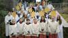 Die Sternsinger aus Retzstadt mit Ministranten, Pastoralreferentin Barbara Stockmann und Pfarrer Tilman Schneider.