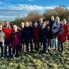 Die Wandergruppe um SPD-Bundestagskandidatin Katharina Räth (Mitte) oberhalb der Westsiedlung.