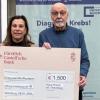 Gabriele Nelkenstock, Vorsitzende des Stiftungsrats von "Forschung hilft", freut sich über die Spende von Klaus Kreutz, mit der die Krebsforschung vorangetrieben werden kann. 