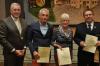 Das Bild zeigt (von links) Bürgermeister Joachim Markert mit den geehrten Blutspendern Wolfgang Summ, Helga Bach und Jürgen Häusler.
