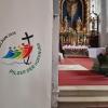 In der Klosterkirche am Kreuzberg steht ein Banner mit dem Logo des Heiligen Jahres.