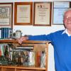 "Meister ist, wer was ersann": Walter Kunkel neben seinem Meisterstück, dem Schreibschrank mit Auszug für die Schreibmaschine, aus dem Jahre 1955. Foto: Gisela Büdel