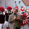 Die Elfen von Fasenachtsverein und ihr Sitzungspräsident stürmten am Samstag mit viel Tamtam das Zellinger Rathaus.