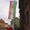 Die Elfen von Fasenachtsverein und ihr Sitzungspräsident stürmten am Samstag mit viel Tamtam das Zellinger Rathaus.