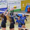 Unser Bild zeigt die Hammelburgerinnen (von links) Andrea Ferrari und Ida Blättner bei einer Angriffs-Aktion im Spiel gegen den TSV Rottenberg. Links. TV/DJK-Coach Frank Jansen.