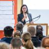 "Schule trifft Landtag": Bayerns Landtagspräsidentin Ilse Aigner (CSU) kam zur Demokratiestunde an der Walther-Rathenau-Schulen nach Schweinfurt - und stand 120 Zehntklässlerinnen und Zehntklässlern Rede und Antwort. 