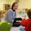 Einrichtungsleitung Ann-Sohie Lorey spielt mit Krippenkind in einem der neu gestalteten Räume. Einrichtungsleitung Ann-Sohie Lorey spielt mit Krippenkind in einem der neu gestalteten Räume.