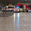 Eisglatte Wege und Straßen lösten am Mittwochmorgen Einsätze der Polizei und der Rettungsdienste im Landkreis Kitzingen aus, so wie hier am Mainkai in Kitzingen.
