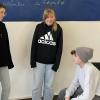 Einige Schülerinnen konfrontieren im Rollenspiel einen "Mitschüler" wegen seiner gemeinen Textnachricht auf dem Handy. Einige Schülerinnen konfrontieren im Rollenspiel einen "Mitschüler" wegen seiner gemeinen Textnachricht auf dem Handy.