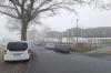 An Kindertagesstätte (im Bild) und Schule in Schondra werden besonders zu den Stoßzeiten gerne die Gehsteige ganz oder teilweise zugeparkt. Der Gemeinderat ergreift Gegenmaßnahmen.