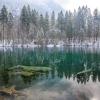 Die malerische Winter-Kulisse am Christlessee nahe Oberstdorf lädt zu einer Winterwanderung im Allgäu ein.