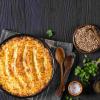 Ein veganer Genuss in der kalten Jahreszeit: Der Shepherd's Pie mit Berglinsen und einer leckeren Decke aus Kartoffelpüree.