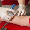 Bei der Eigenbluttherapie wird das Blut erst abgenommen und dann wieder injiziert.