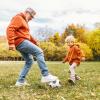 Gemeinsame Bewegung im Freien trägt zur körperlichen Gesundheit von Kindern bei.