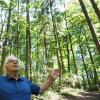 Unterwegs mit Arzt Dr. Eberhard Volger im Heilwald Bad Wörishofen: kräftig durchatmen und die Waldluft genießen.