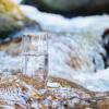 Wasser nimmt auf seinem Weg durch das Gestein dessen Mineralien auf. Der Prozess dauert allerdings sehr lange.