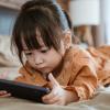 Während des strengen Lockdowns in China trat vermehrt Kurzsichtigkeit bei Kindern auf. Der Grund: die Nutzung von Tablet und Smartphone.