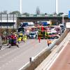 Einsatzfahrzeuge und Rettungshubschrauber stehen auf der A9 an der Unfallstelle.