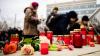 Am Tag nach dem verheerenden Anschlag auf den Magdeburger Weihnachtsmarkt am Freitagabend gedenken die Menschen den Opfern und den fünf Toten.