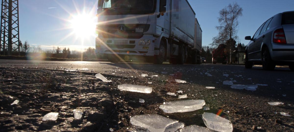 Eisplatte kracht von fahrendem Lastwagen auf Autoscheibe – B16 bei Burgheim