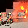 In der Nacht auf Sonntag wurde die Feuerwehr Lohr am Main zu einem Autobrand alarmiert.