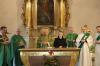 Ein bewegender Moment vor dem leeren Tabernakel und dem abgedeckten Altar am Ende des Profanierungsgottesdienstes in der einstigen Heidenfelder Klosterkirche ( von links): Pfarrvikar Benjamin Schimmer, Hausgeistlicher Richard Baunach, Domkapitular Albin Krämer, Generaloberin Sr. Monika Edinger, Pfarrer i. R. Werner Kirchner, Diakon i. R.  Albert Hain und Diakon Uwe Becker.
