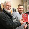 Eines der ersten Exemplare des neuen Buches über die Täubchensage von Sachsenflur erhielt der stellvertretende Ortsvorsteher Kevin Bawidamann (Mitte) aus den Händen von Autor Rolf Lutz (rechts) und Grafiker Heinz Renz.