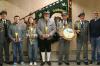 Das Foto zeigt (von links)  Sportleiter Wolfgang Ort, 1. Jugendritter Noah Bach, Jugendkönigin Sarah Morcher, 1. Ritter Rudi Stammler, Schützenkönig Burkhard Ort, 2. Ritter Günter Scheckenbach, BGM Steffen Romstöck, im Hintergrund mit Fahne und Fahnenträger Toni Lang.
