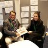 Stolze Gesichter bei der Preisverleihung in Berlin: (von links)  Clara Schwinn, THWS-Absolventin des Studiengang Medienmanagement, mit den UVG-Vereinsvorständen Christoph Goldbeck, Daniel Silberhorn und Matthias Schmidt.