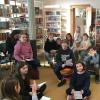 Kinder der fünften Klasse des Gymnasiums im Dialog mit Heike Burk von der Stadtbibliothek Lohr.