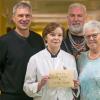 Chefärztin Christina Kohlhauser-Vollmuth (zweite von links) nahm dankend die Spende von Familie Janocha entgegen.