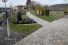 Die Grabgebühren steigen in den Friedhöfen der Gemeinde Euerbach, hier der neue Friedhof Euerbach. Dort wurden im vergangenen Jahr ein weiterer Weg gepflastert und ein barrierefreier Zugang zu den Urnengräbern angelegt.