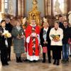 Die Mitglieder der für die Amtsperiode bis 2030 neu gewählten Kirchenverwaltungen in Unter- und Oberspiesheim und Gernach stellen sich dem Fotografen. Mit auf dem Bild: Martina Kerler, Marianne Ott und Rita Göbel (von links, mit Präsent), die verabschiedet wurden.