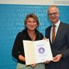 In München nahm Schulleiterin Cordula Kornberger die Urkunde zur Auszeichnung der Berufsfachschule für Pflege des KWM von Dr. Rainer Hutka, Amtschef des Bayerischen Staatsministeriums für Gesundheit, Pflege und Prävention, entgegen. In München nahm Schulleiterin Cordula Kornberger die Urkunde zur Auszeichnung der Berufsfachschule für Pflege des KWM von Dr. Rainer Hutka, Amtschef des Bayerischen Staatsministeriums für Gesundheit, Pflege und Prävention, entgegen.